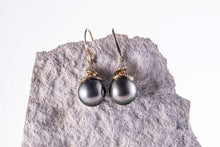 Load image into Gallery viewer, Forest and the Sea 18K Gold Black Pearl Earrings
