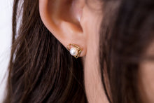 Load image into Gallery viewer, Ocean Wave 18K Gold Pearl Earrings